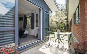 Six Kamahi Guest House & Studio
